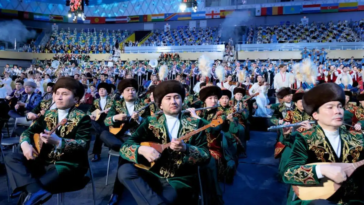 Более 5 тысяч музыкантов исполнили кюй «Шернияз» в Астане