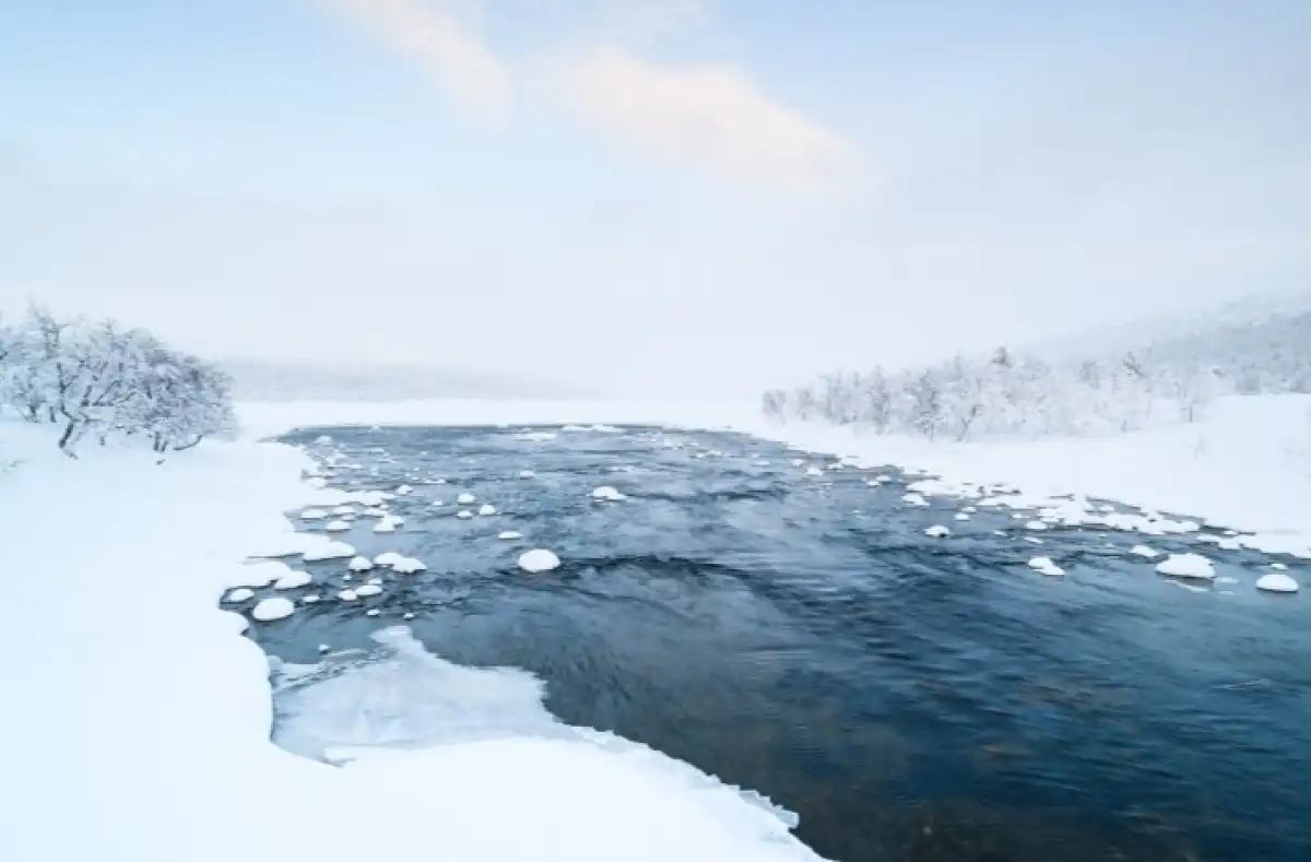 Двое мужчин едва не провалились под лед в Костанайской области