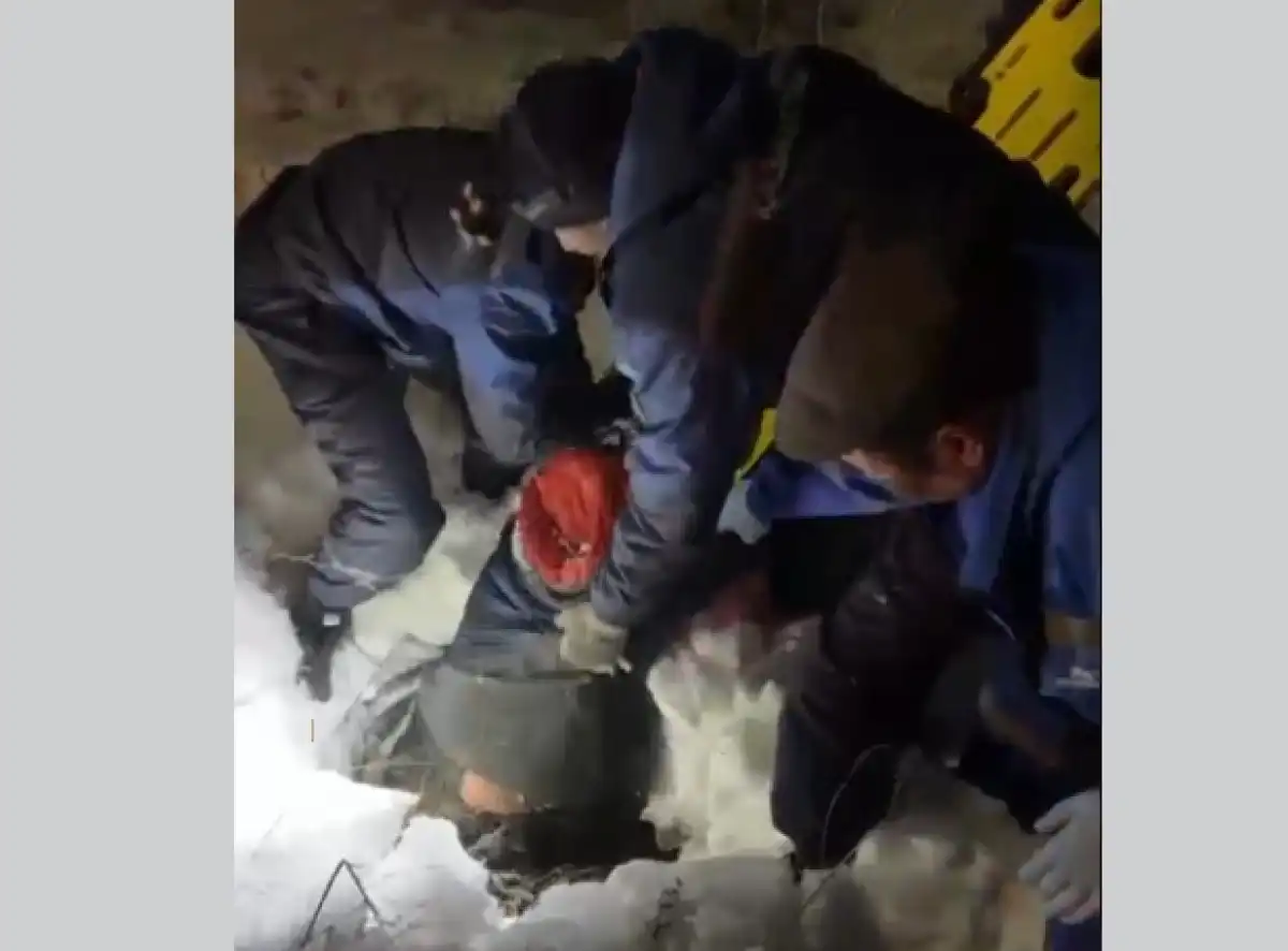 В открытый 2-метровый колодец провалился житель Темиртау