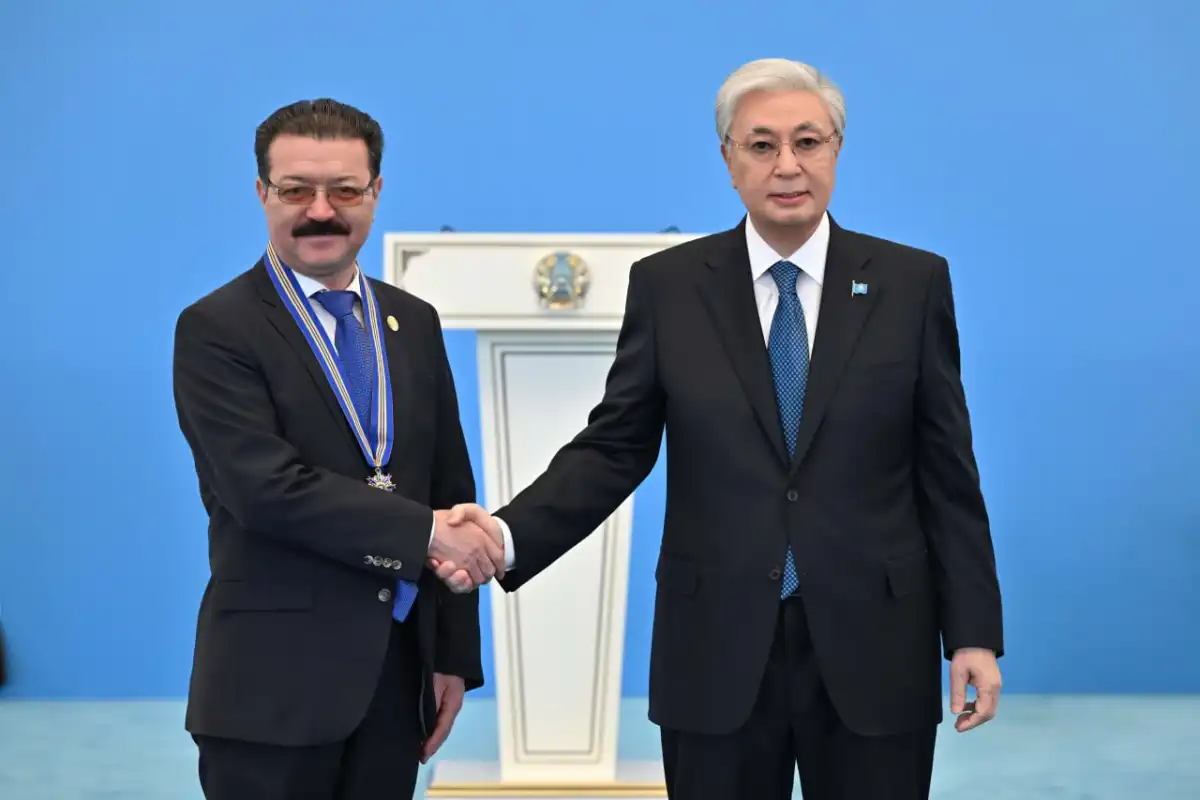 Глава государства наградил Зулфухара Гаипова за вклад в развитие страны