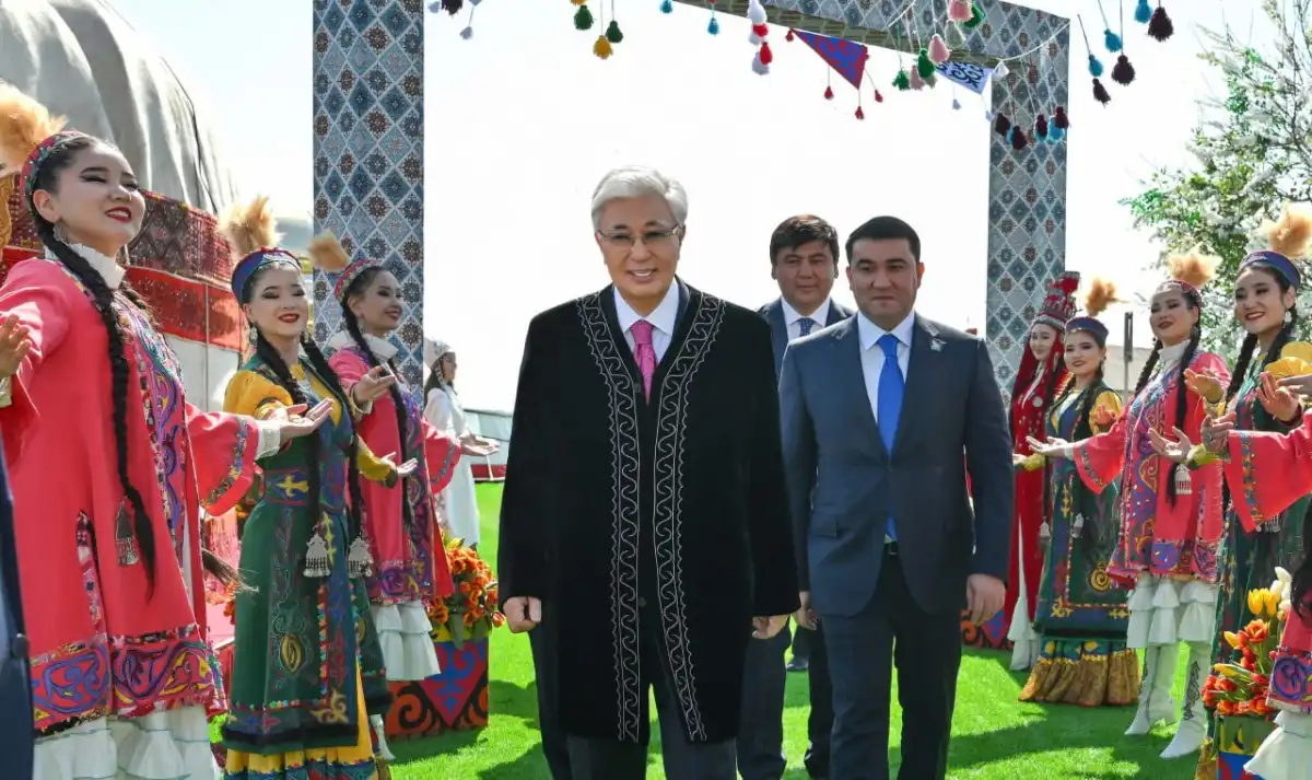 Президент принял участие в народных гуляньях по случаю праздника Наурыз