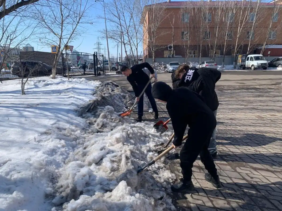 «Таза Казахстан»: студенты провели субботник в Астане