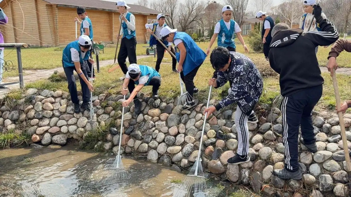 Юные казахстанцы принимают участие в республиканской акции «Мөлдір бұлақ»
