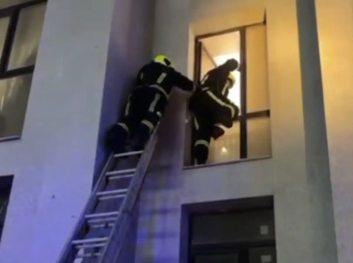 Спасатели освободили запертого 8-месячного малыша в Астане