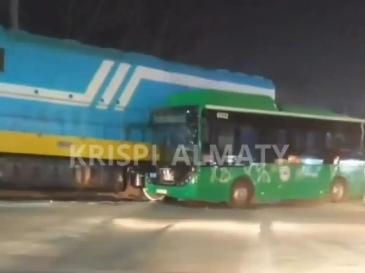 6 человек пострадали при столкновении автобуса с поездом в Алматинской области