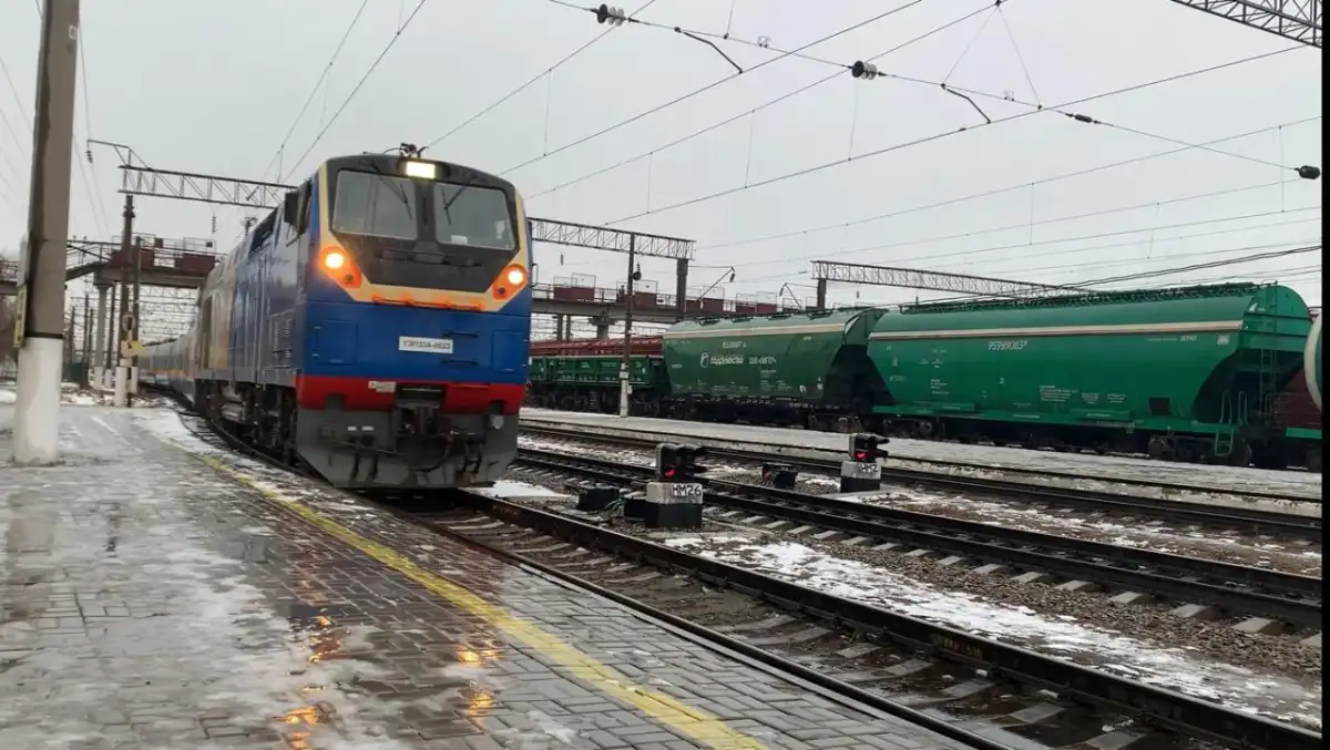 Для промежуточного регулирования поездов в стране применяют спутниковую систему