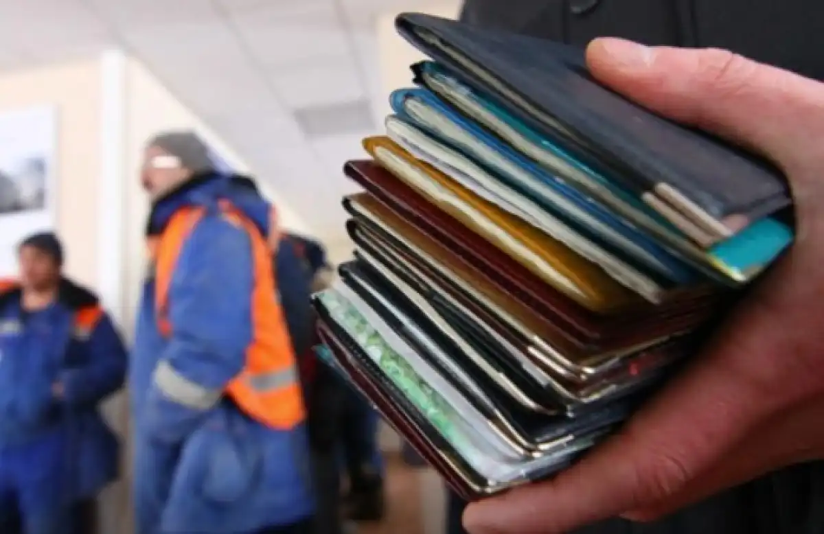 Сотрудников миграционной службы и «Правительства для граждан» подозревают в легализации более 5 тысяч мигрантов