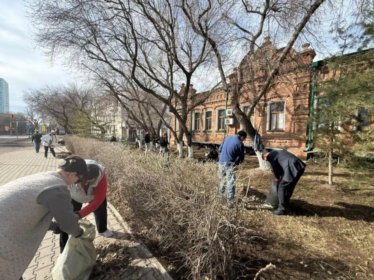 Коллектив столичного театра принял участие в акции «Таза Казахстан»