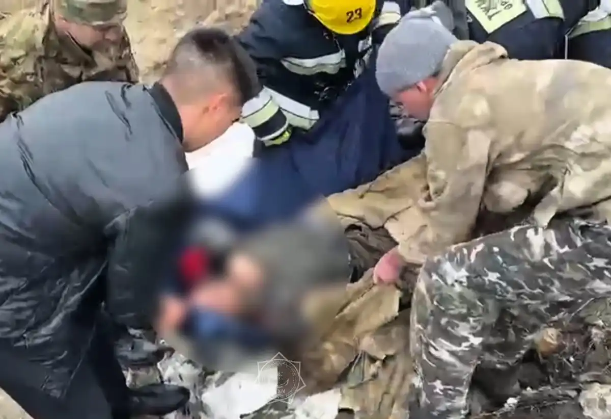 Трое рабочих отравились в канализационном колодце в ВКО