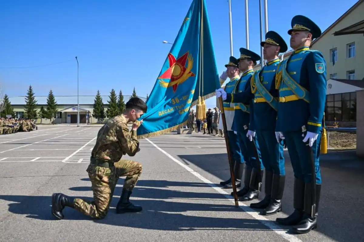 В Астане военнослужащие простились с Боевым знаменем