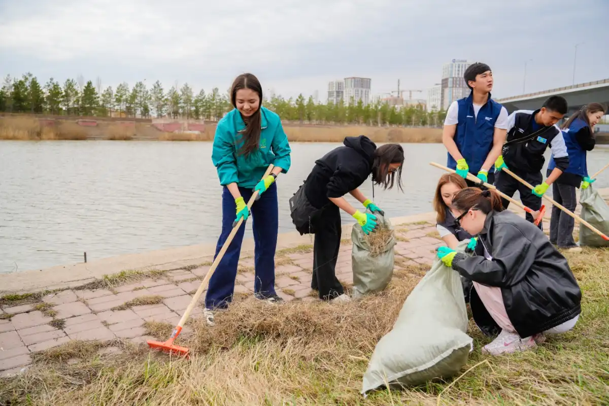 Столичная молодежь вышла на уборку берега реки Есиль: более 100 человек приняли участие в акции