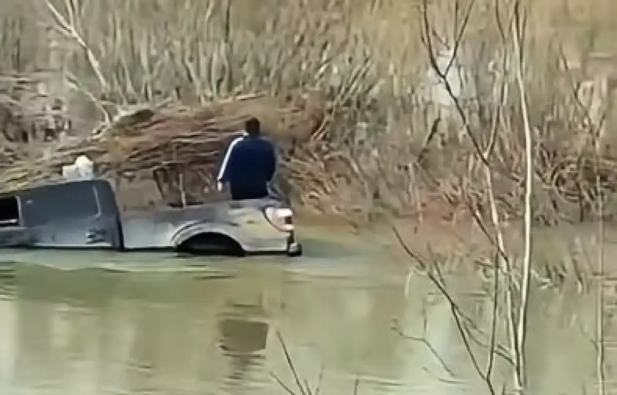 Легковушку смыло рекой почти на 500 метров в Акмолинской области