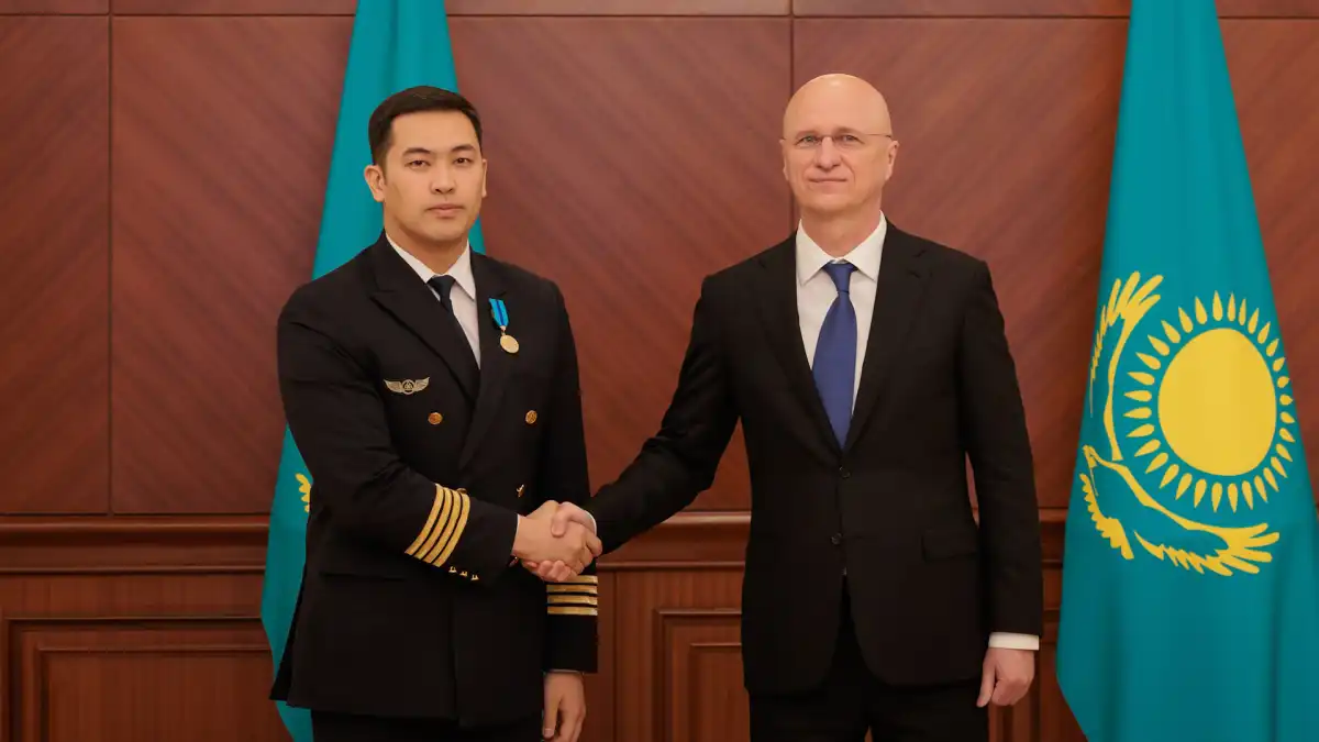 Роман Скляр вручил госнаграды участникам эвакуации казахстанцев с Ближнего Востока