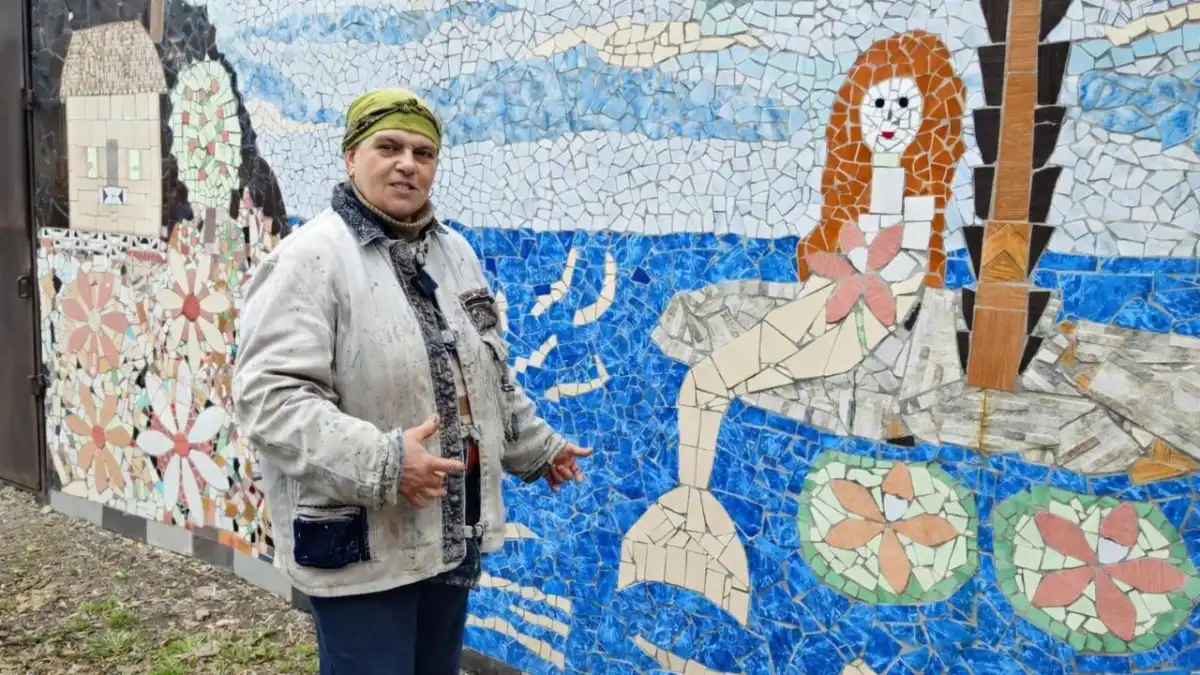 Карагандинка превращает серые стены в мозаичные картины