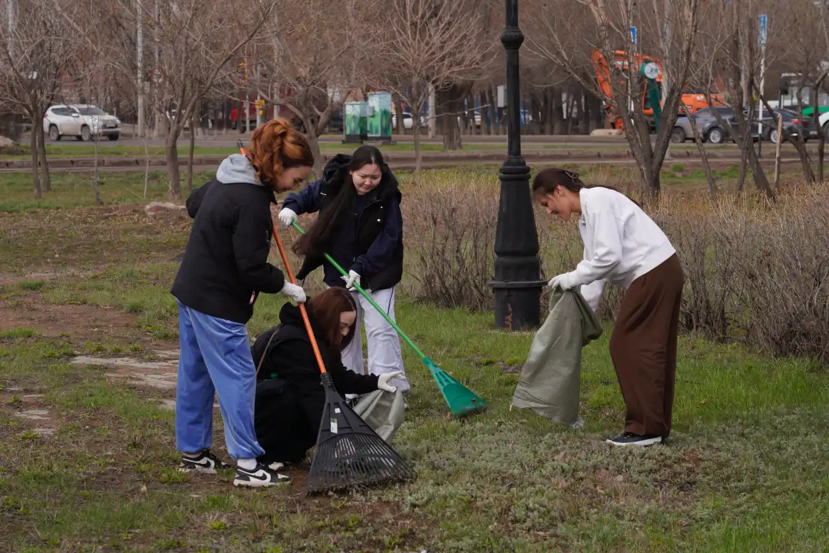 100 студентов университета Esil навели порядок в столичном сквере