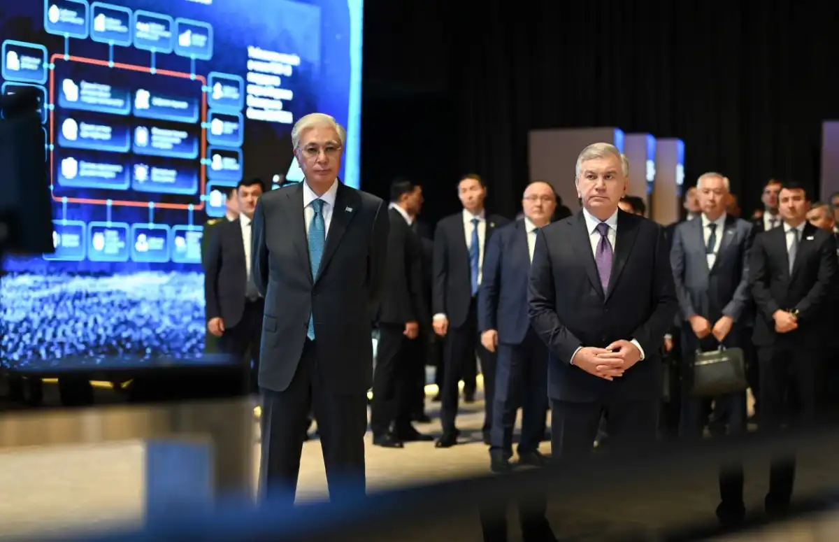 Президенты Казахстана и Узбекистана посетили хакатон по искусственному интеллекту