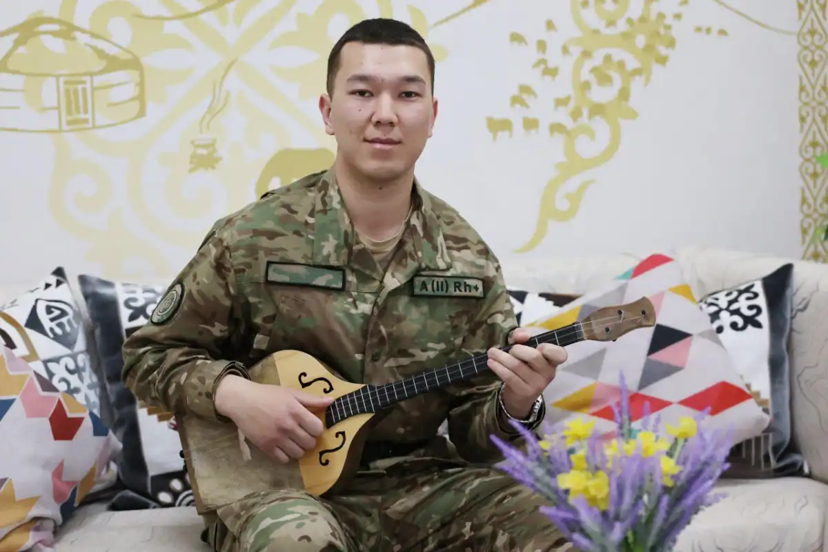 11 инструментов в арсенале: один из самых музыкальных гвардейцев служит в Туркестане