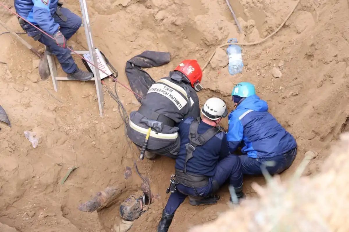 2 человека погибли, трое пострадали при обвале грунта в Павлодаре