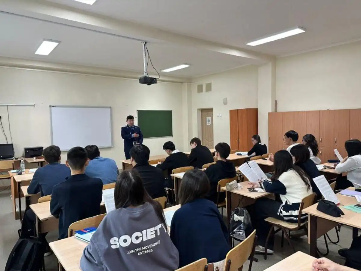 «Закон и порядок»: лекцию по предупреждению правонарушений среди подростков провели в столичной школе