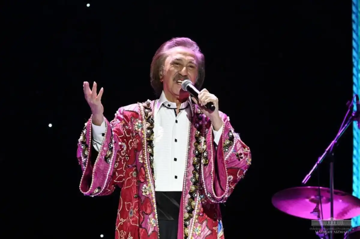 Токаев поздравил Фарруха Закирова с юбилеем и наградил его орденом