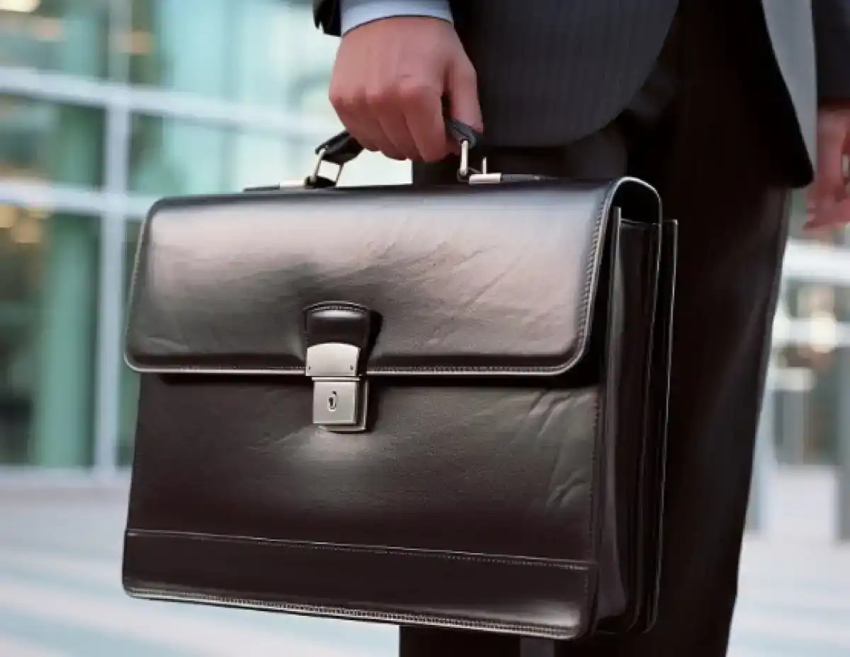 «Закрыть» дело за 31 млн тенге обещал адвокат в Жезказгане