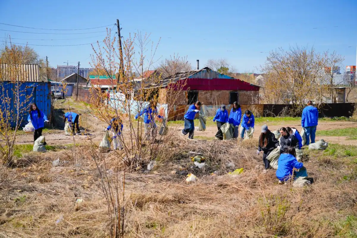 Столичные волонтеры и жители вышли на уборку берега Есиля: около 200 человек приняли участие в акции