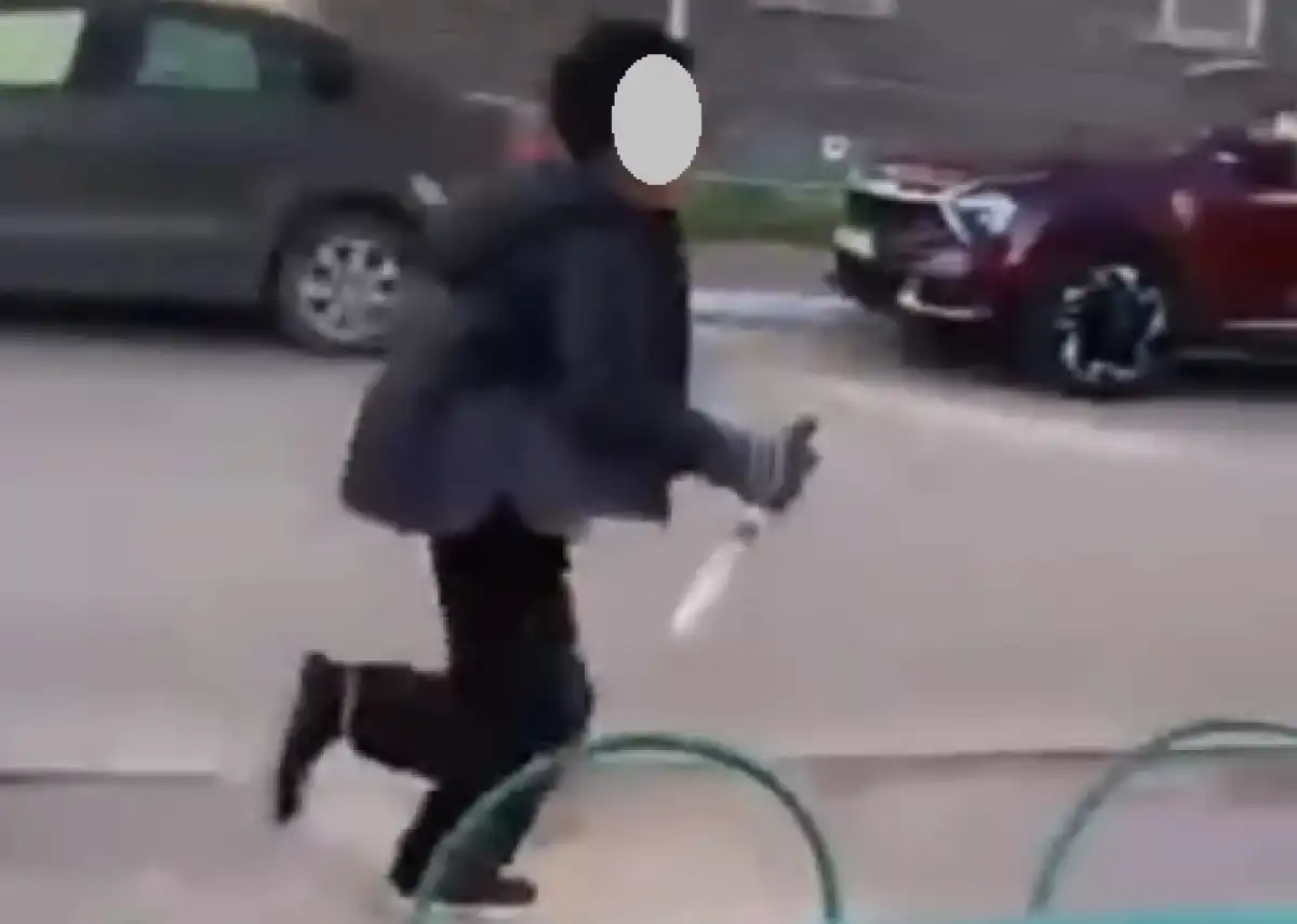 7-летнего ребенка с ножом сняли на видео в одном из дворов Астаны