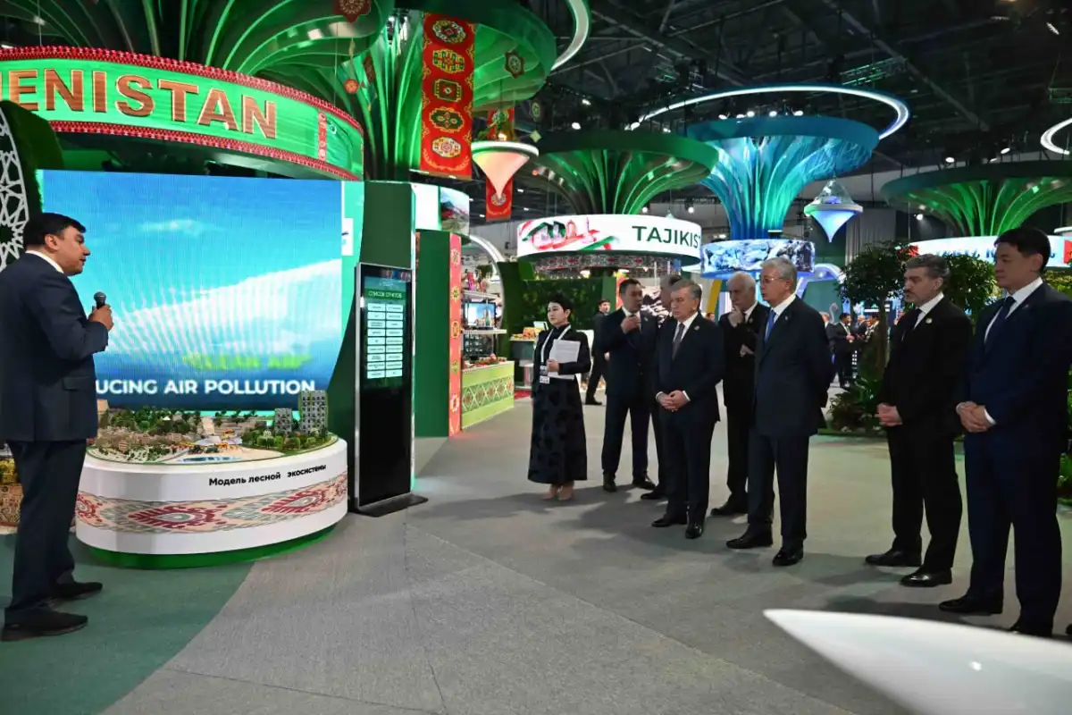Главы государств посетили павильоны выставки Регионального экологического саммита