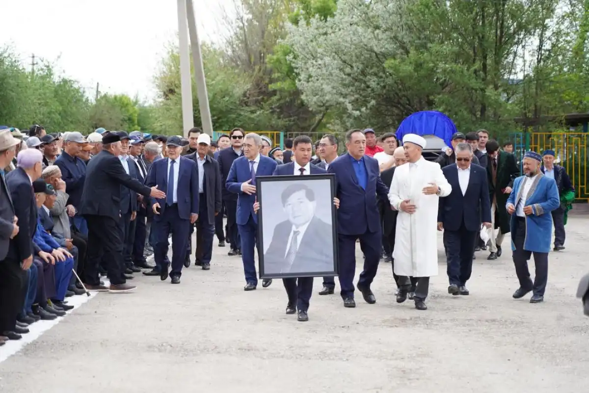 В Туркестанской области проводили в последний путь прославленного поэта Мухтара Шаханова