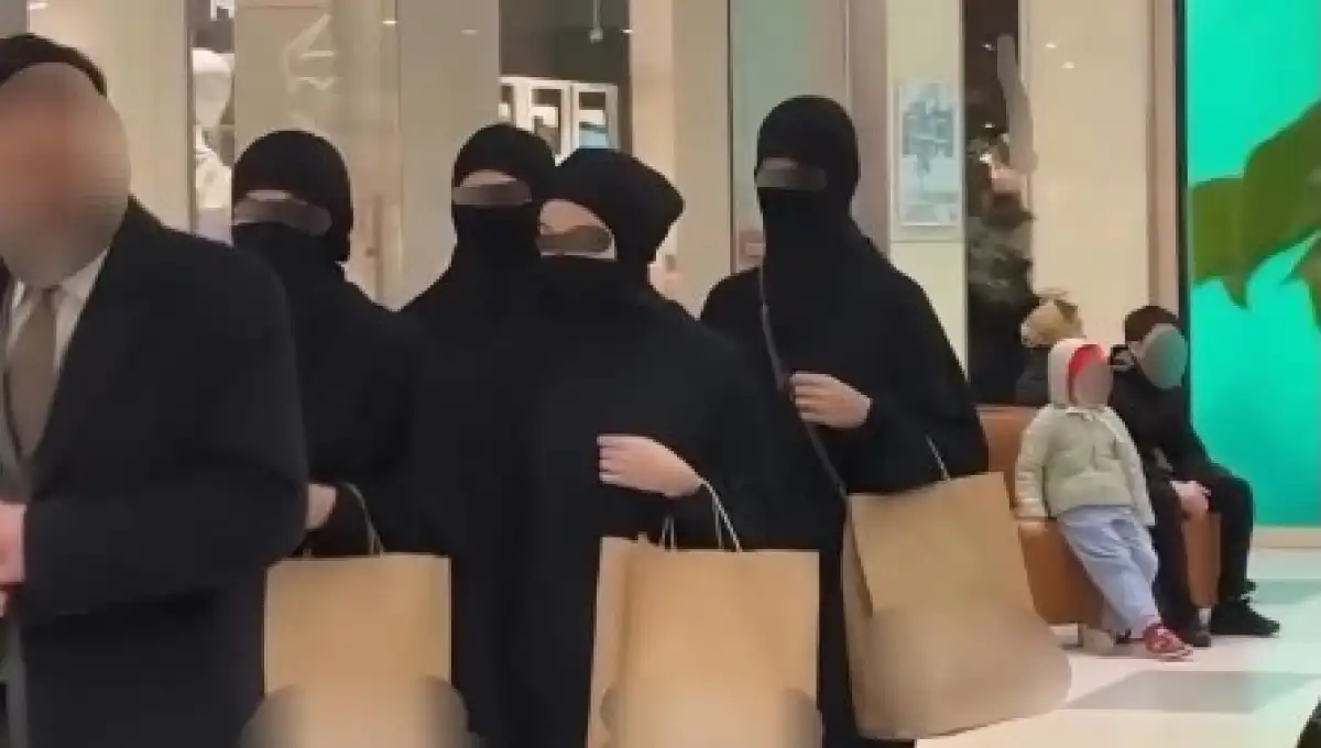 В полиции Алматы разъяснили ситуацию с видео, где фигурировали мужчина и женщины в никабе