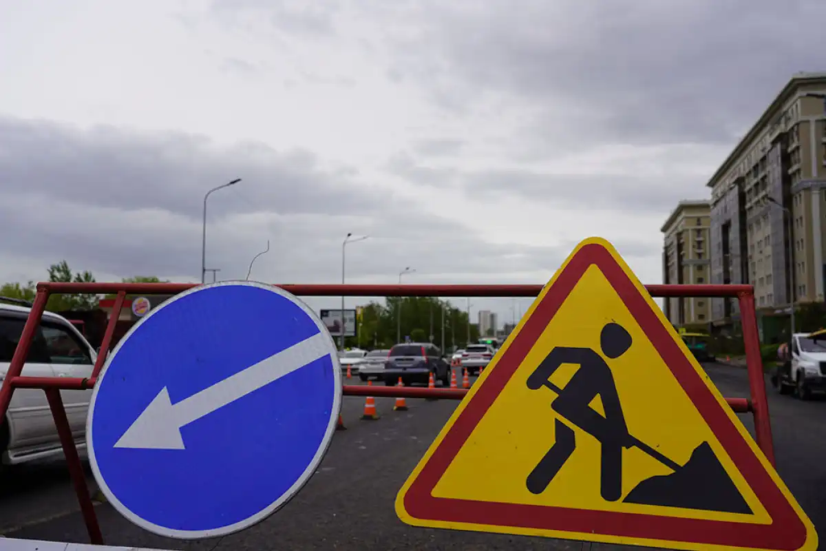 На улице Кенесары в Астане проводится ремонт дорожного покрытия