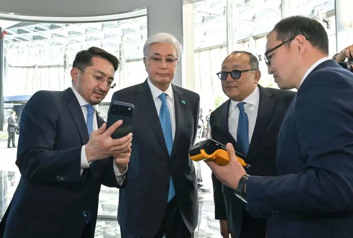 Президент ознакомился с первой отечественной системой криптоплатежей