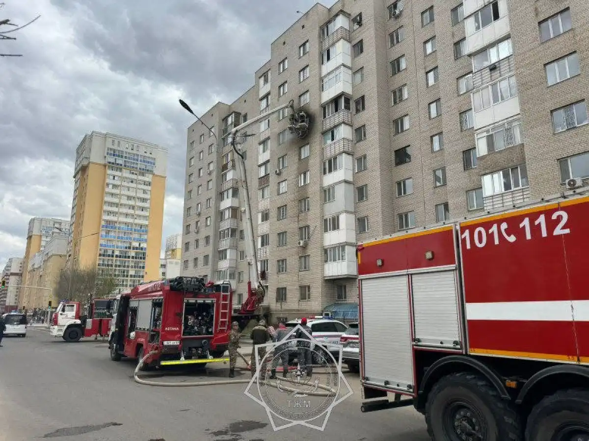 Пожар в квартире многоэтажки тушат в Астане, жителей эвакуируют