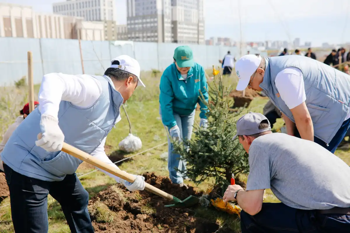 Астана становится зеленее: врачи, учителя и коммунальные службы высаживают деревья в рамках акции «Таза Қазақстан»