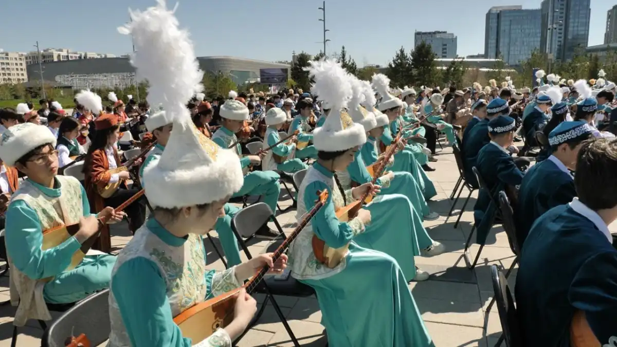 В Астане 2000 школьников одновременно исполнили кюй «Алтын ұя»