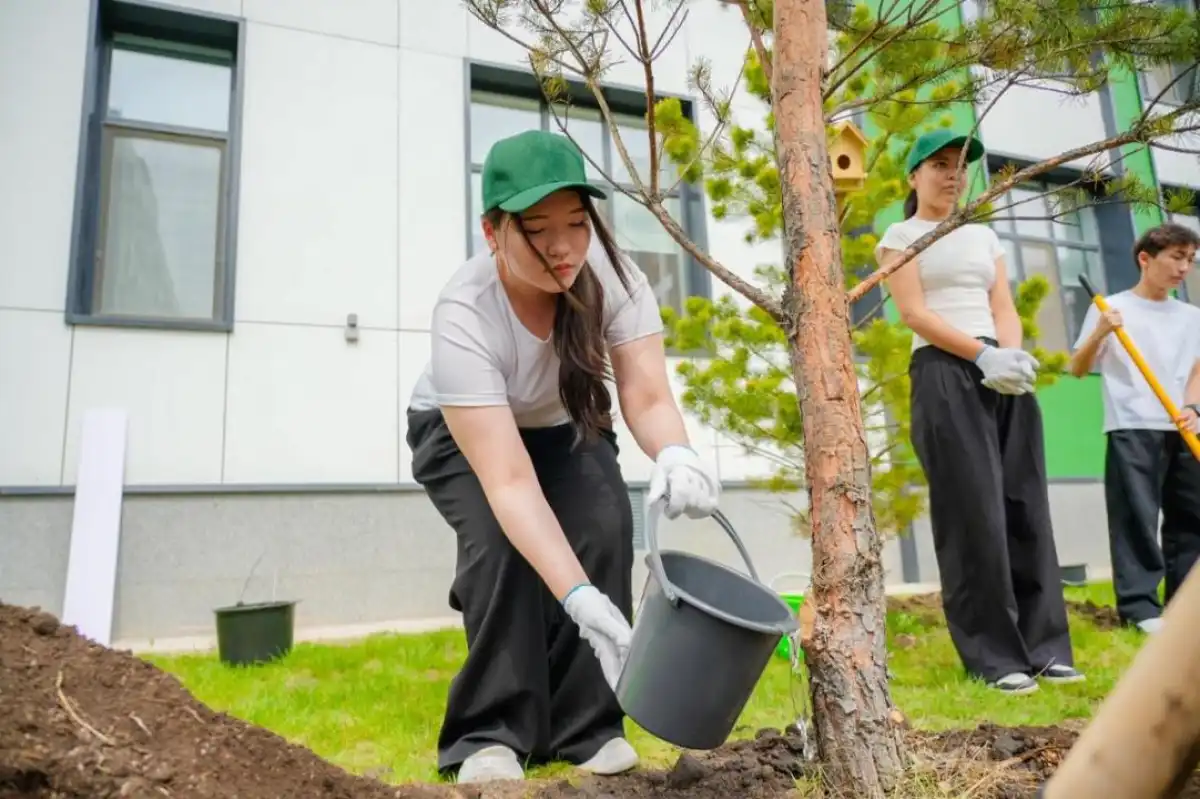 «Таза Казахстан»: выпускники столичных школ приняли участие в акции по посадке деревьев