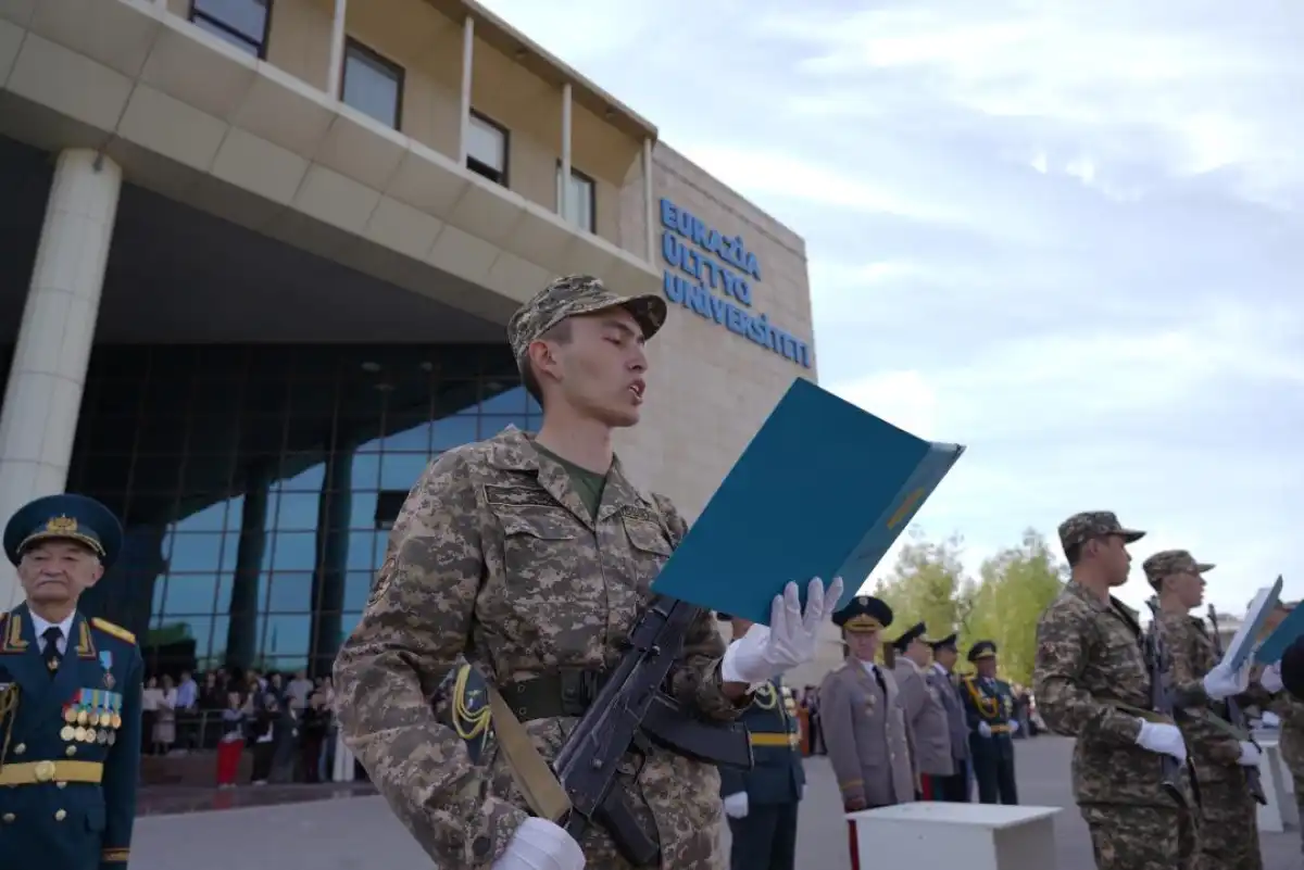 Более 400 выпускников военной кафедры приняли присягу в Астане