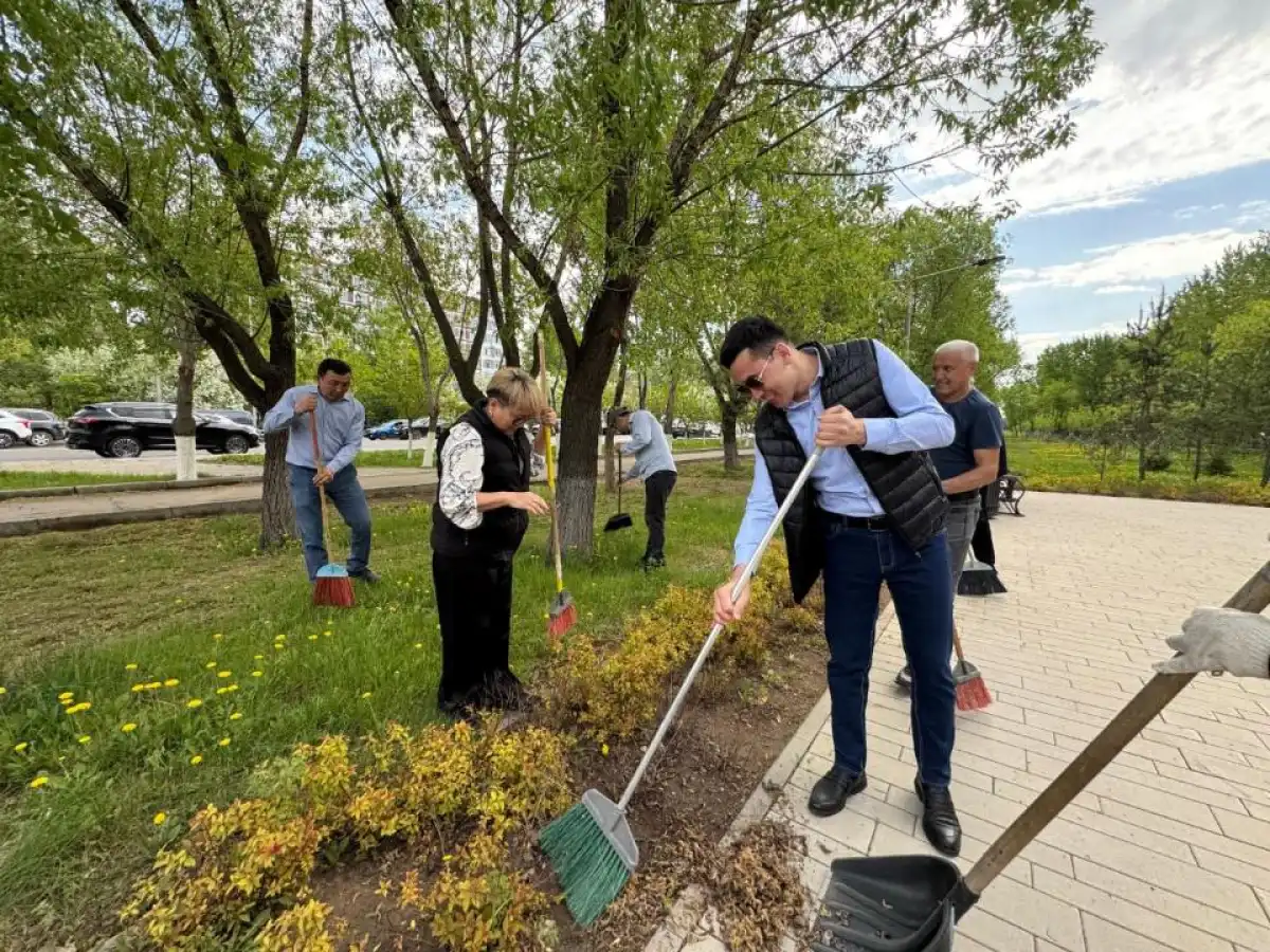 В Астане ведутся работы по очистке территорий памятников