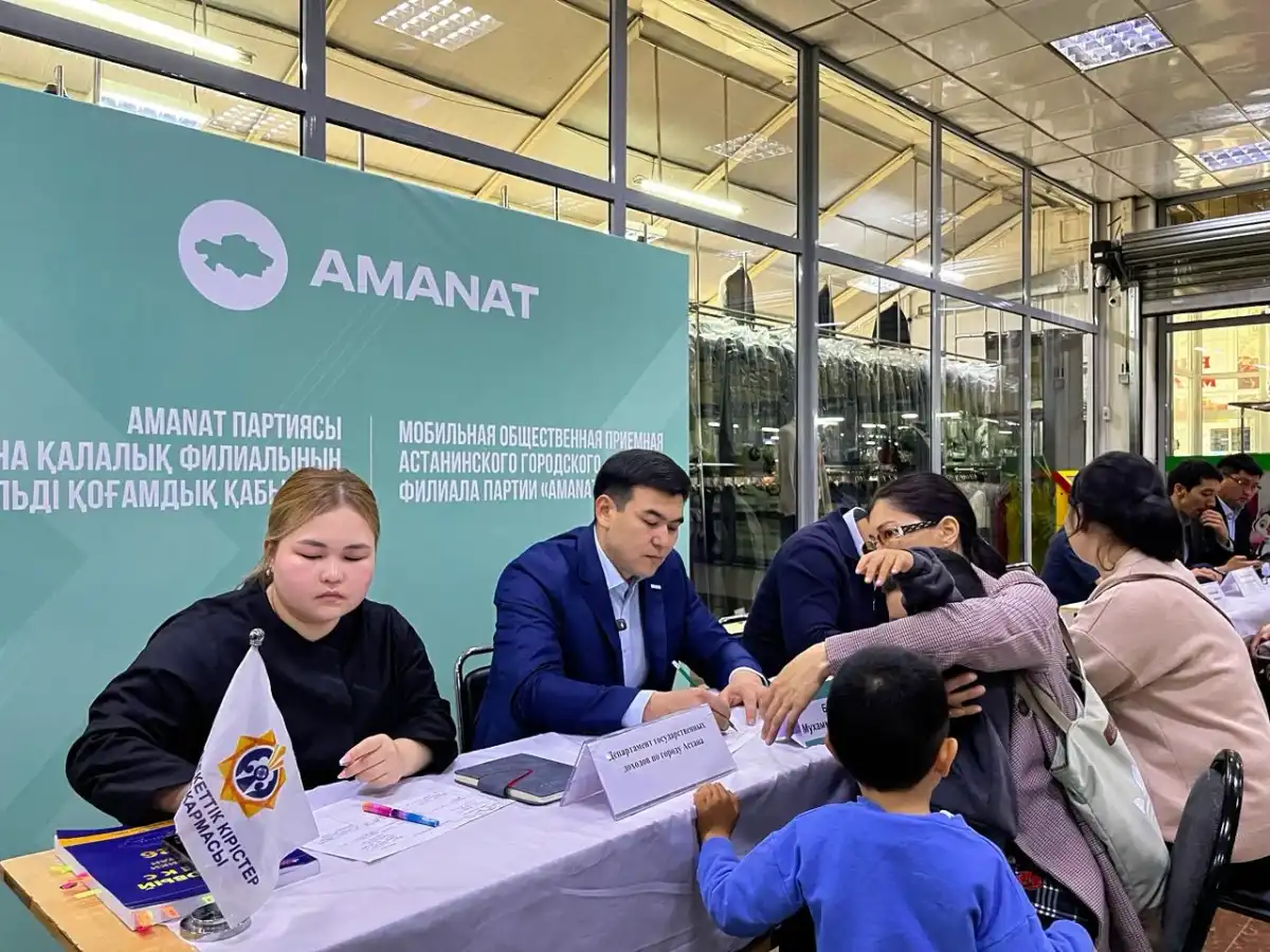 Общественную приемную организовала партия AMANAT на столичном рынке