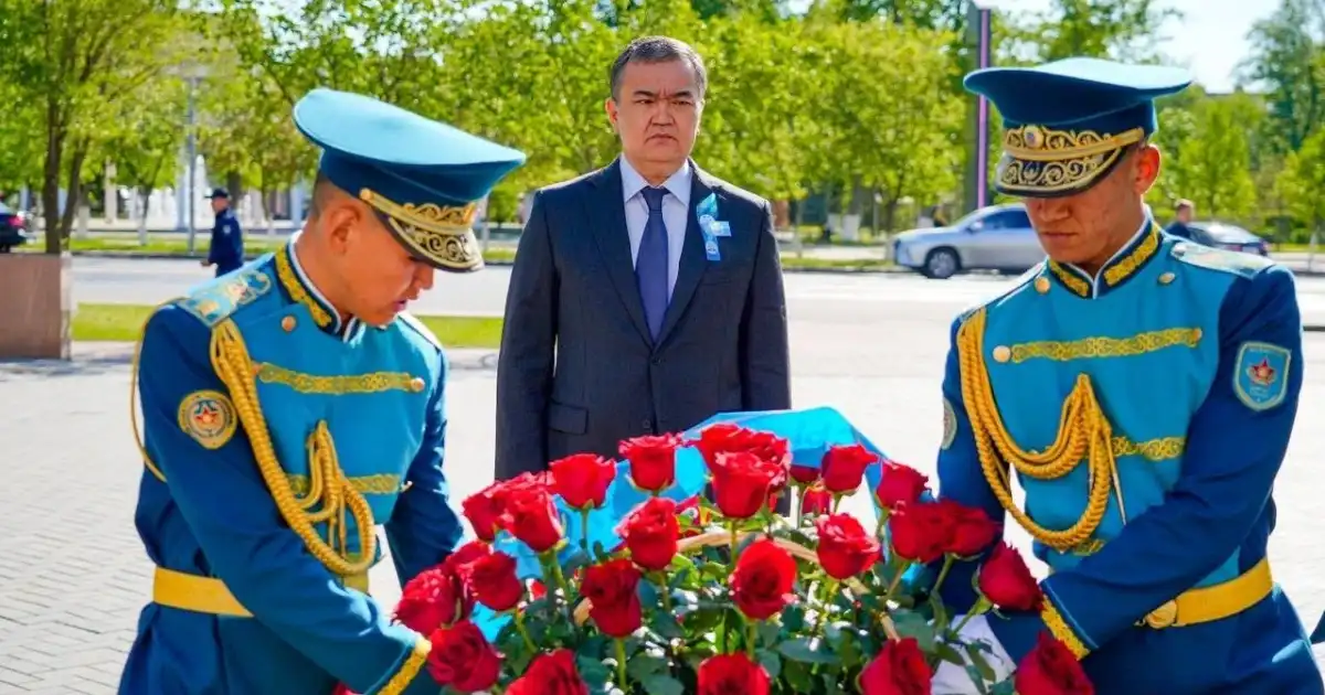 Аким Астаны возложил цветы к памятнику героям Великой Отечественной войны