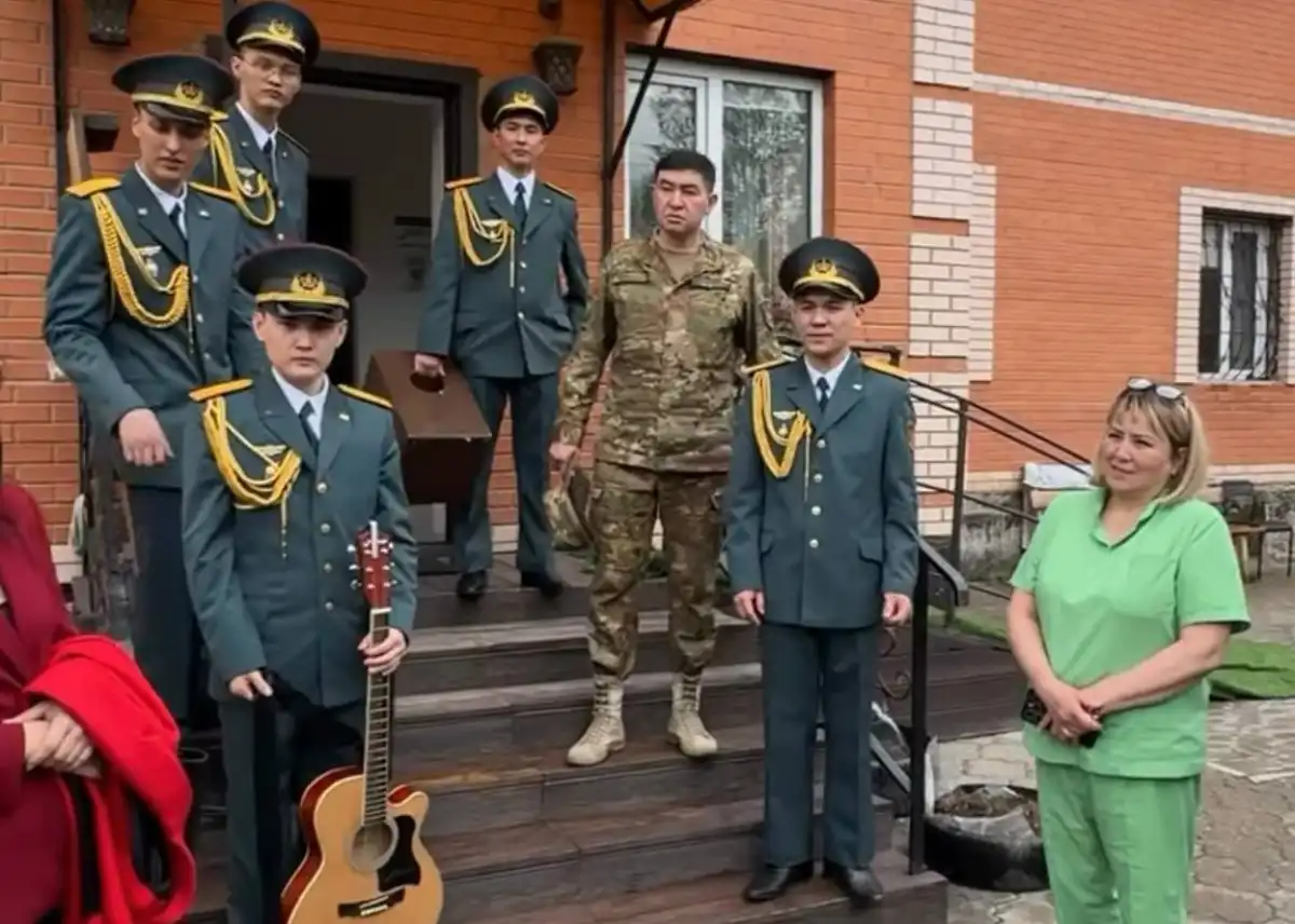 Сотрудники столичной прокуратуры и Минобороны поздравили пожилых с Днем Победы