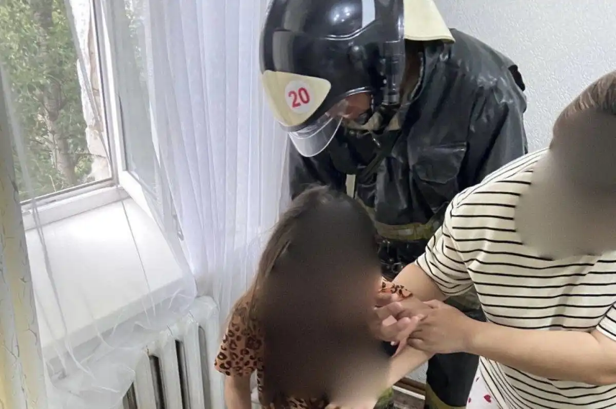 Спасатели МЧС помогли девочке, застрявшей в батарее
