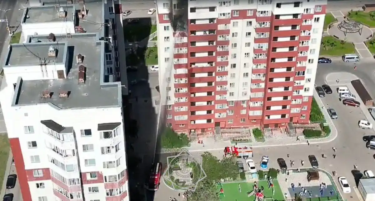Столичные спасатели оперативно потушили пожар в многоэтажном доме