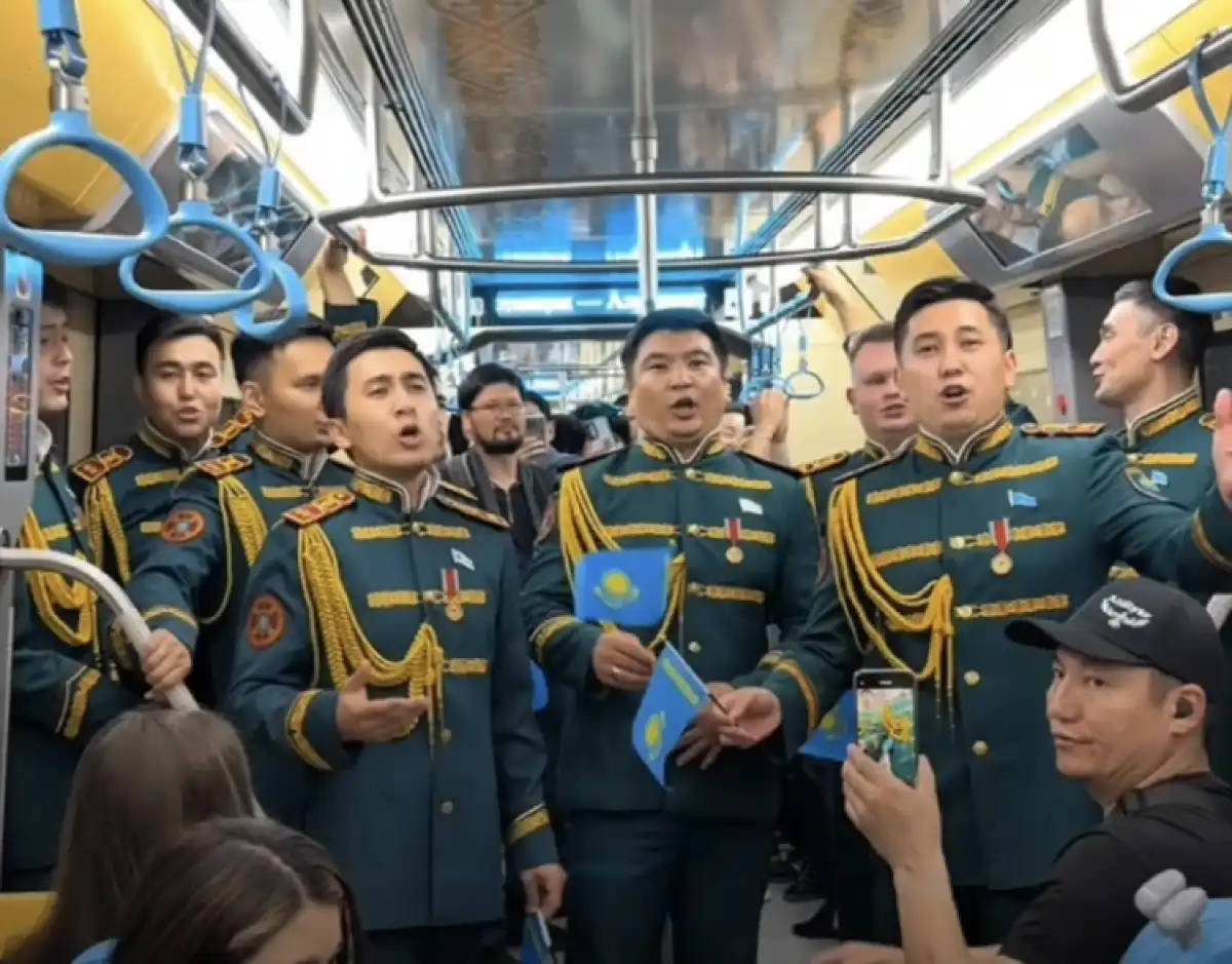 Гимн в пути: Национальная гвардия поздравила пассажиров LRT с Днем государственных символов