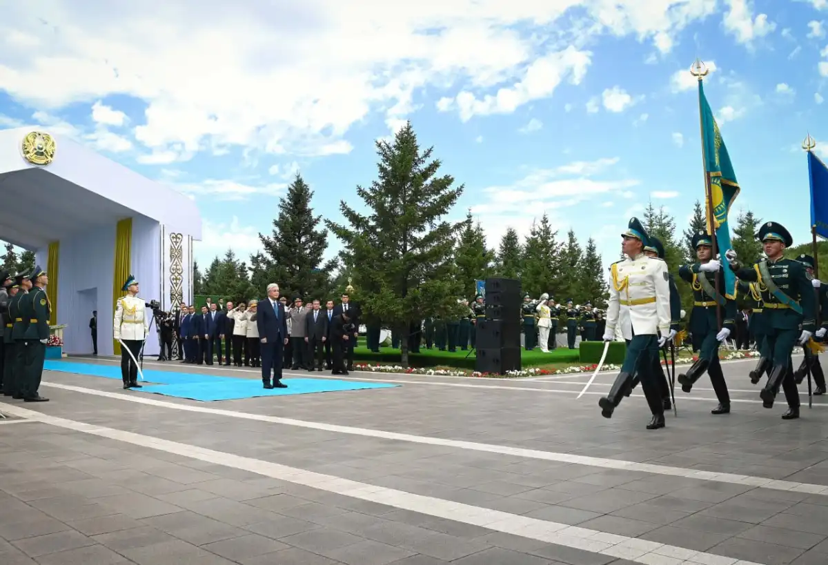Президент принял участие в церемонии поднятия Государственного флага