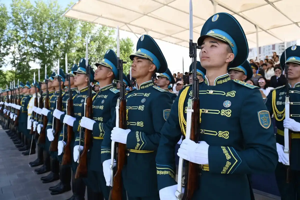 Честь и доблесть настоящего офицера измеряются не погонами, а безупречной службой во благо Родины — Токаев