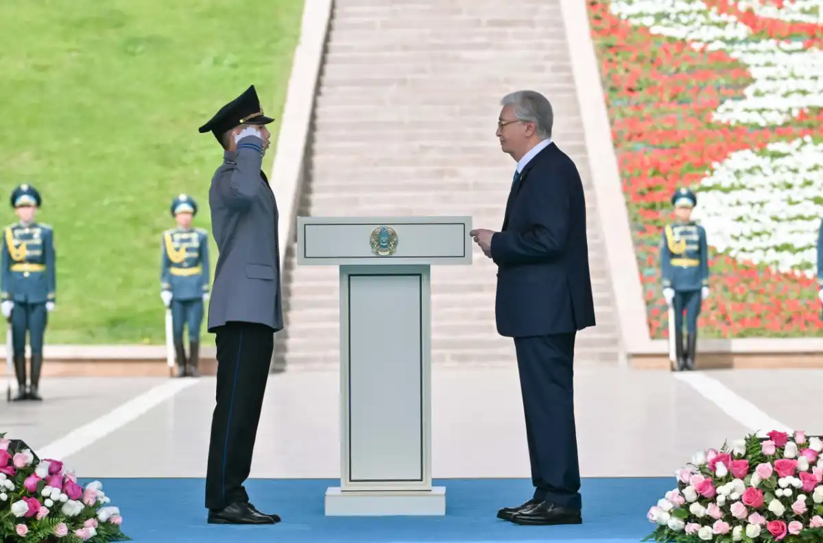 Президент присвоил звание «старший лейтенант» лучшим выпускникам силовых вузов Казахстана