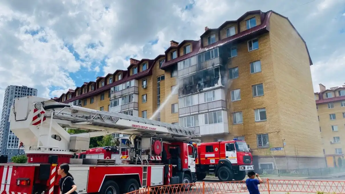 В Астане сотрудники МЧС ликвидировали пожар на двух балконах