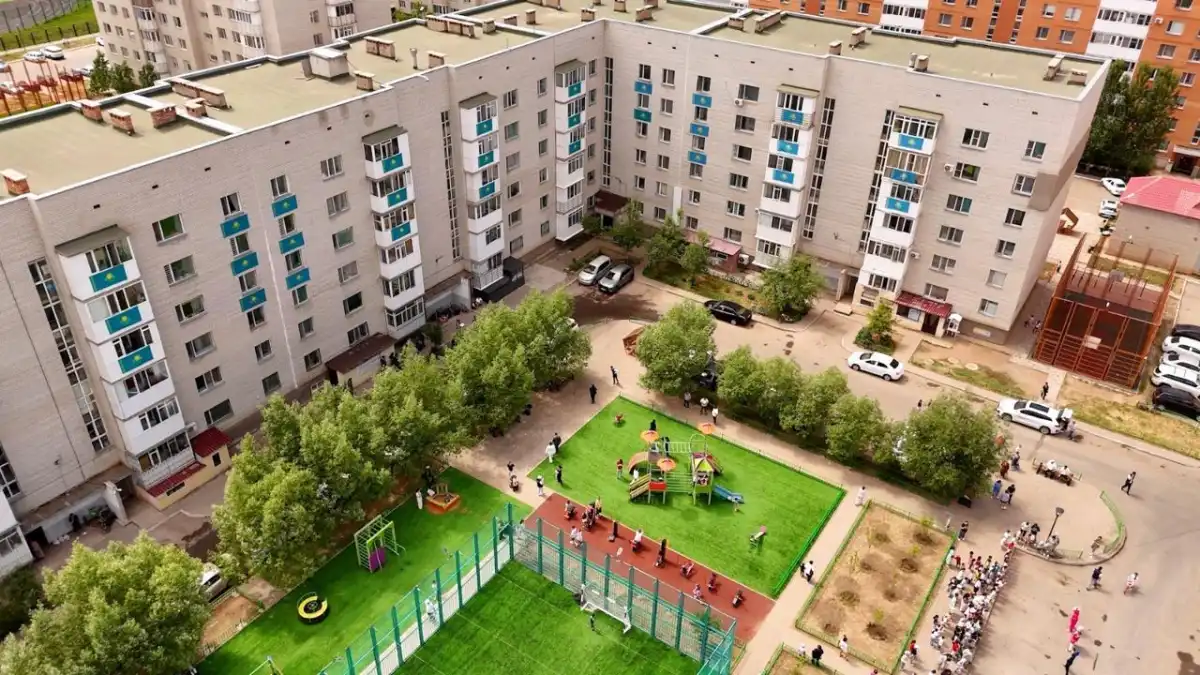 В столичном районе «Сарайшык» торжественно открыли благоустроенный двор