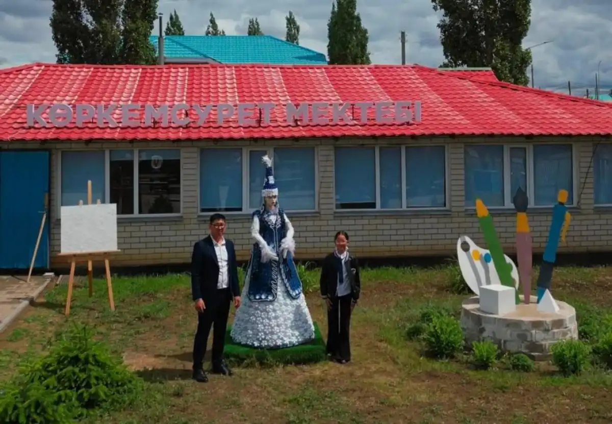 Казахстанская школьница создала скульптуру из бытовых отходов